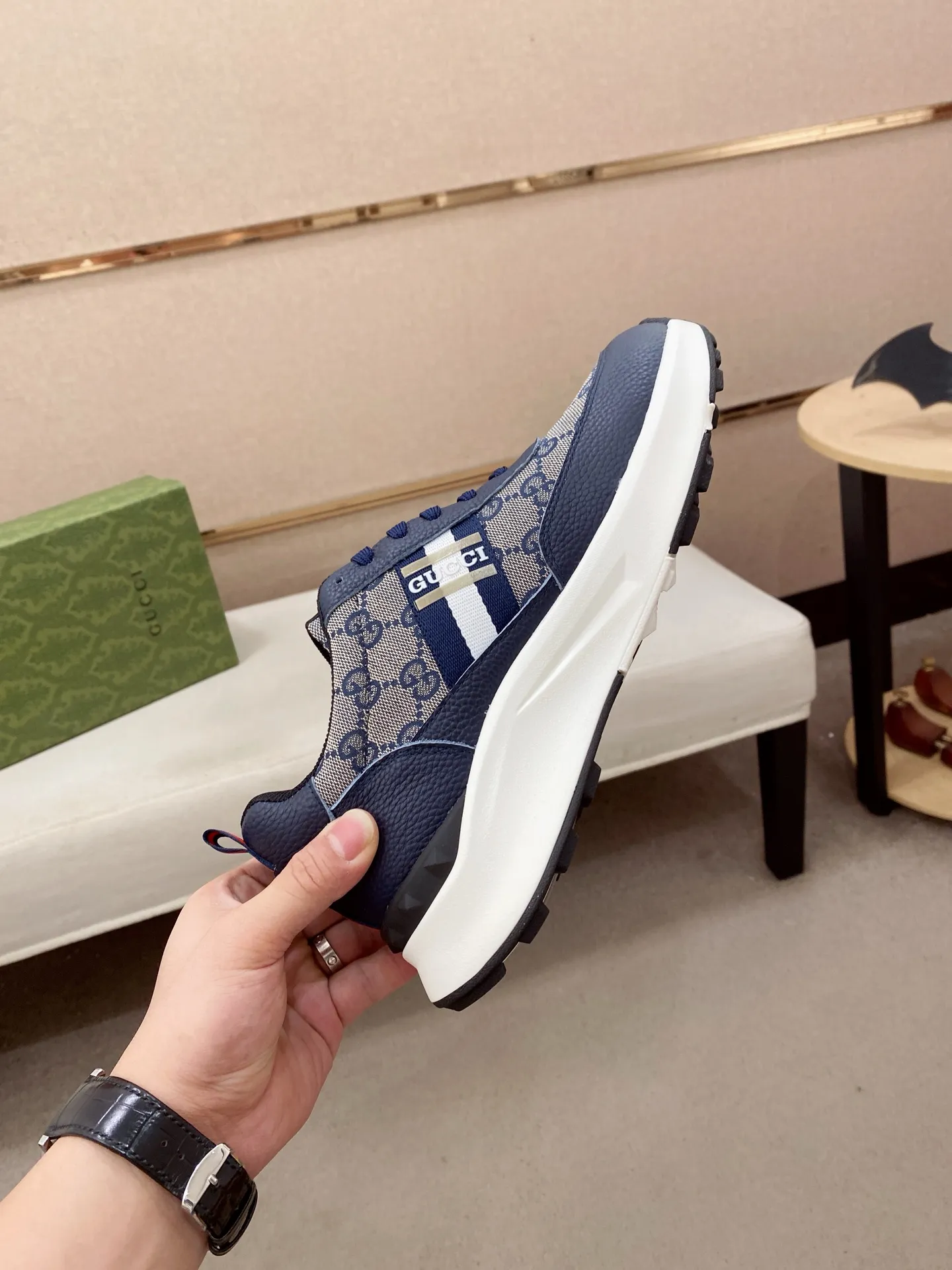Men's men's shoes💰 462💰🇮🇹🇮🇹GUCCI🔍🔍new models are on sale at the same time at the counter. The uppers🇮🇹 are made of top-grain cowhide imported from Italy. Fully imported genuine leather lining 💪💪, completely 1⃣️ to 1⃣️ replica 🇮🇹💪💪, ⚠ sole: original sole provided by the original factory, exclusive movable molded sole super comfortable, ⚠ original factory follow-up, 🔍🔍 high quality, you can go in and out of the counter at will, welcome to compare⚠. Code number:38-44